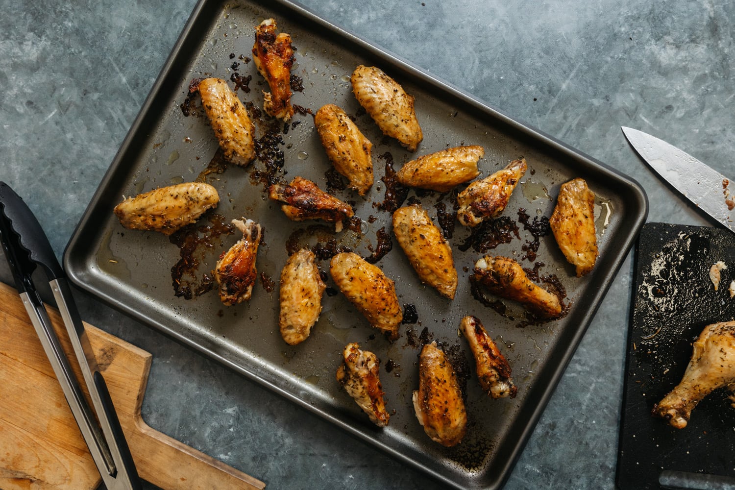 The Best & Crispy Keto Chicken Wings Recipe - KetoConnect